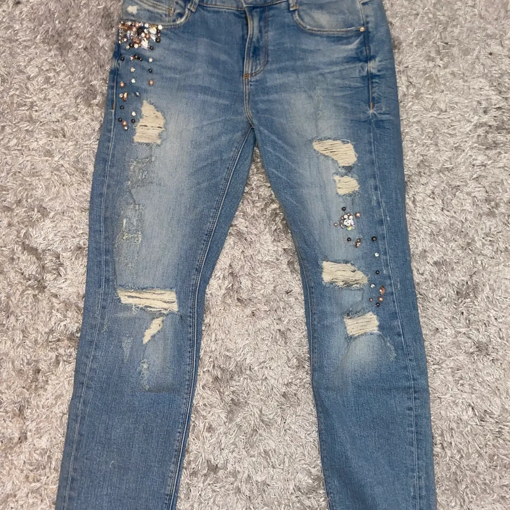 Zara jeans med snygga slitningar och stenar. Jeans & Byxor.