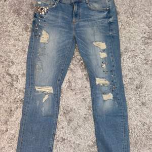 Zara jeans med snygga slitningar och stenar