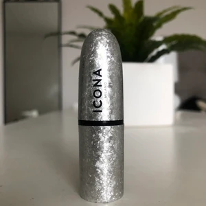 Icona milano läppstift - Säljer då det aldrig har kommit till användning💞Ett fint läppstift från icona milano som jag fått i glossybox😊 orginalpris: 180kr säljer för 80kr + frakt, pris kan diskuteras💞