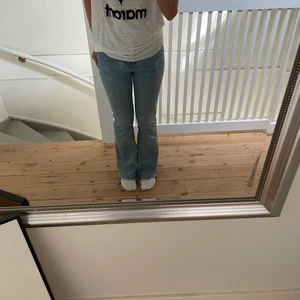 Utsvängda zara jeans - Säljer mina superfina ljusblå utsvängda jeans från Zara! De sitter perfekt på mig som är 160 cm. Säljer pga att de inte längre kommer till användning. De är knappt använda, alltså i nyskick. Nypris 399kr💕