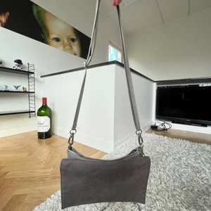 Väska  - Fin väska från hm, köpte för 250, säljer för 90, använd lite förra året men i fint skick.