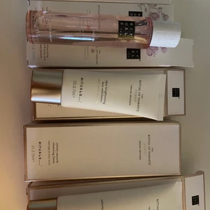 Rituals - Säljer helt nya rituals produkter. 3 bed and bodymist i doften cherry blossom, 1 liten ansiktskräm & 2 större ansiktskrämer.  80kr/st