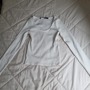 Vit tröja - Vit tröja från lager 157 i storlek xs/s. Nyskick då den aldrig kommit till användning 💕 kontakta mig vid intresse☺️