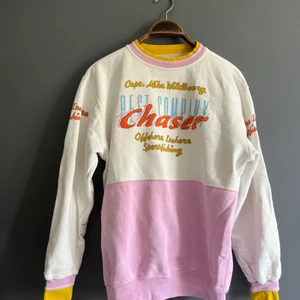 Vintage Best Company sweatshirt  - Köpt vintage och har lite mindre fläckar men annars i gott skick. Härligt 90-tal still med underbar färgkombination!