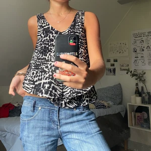 Leopardtopp - Gulligt leopard linne, perfekt till fest eller bara ha i vardagen med lite smycken! Säljer då jag behöver pengar annars hade jag så behållt den!😼 även denna köpt från sellpy