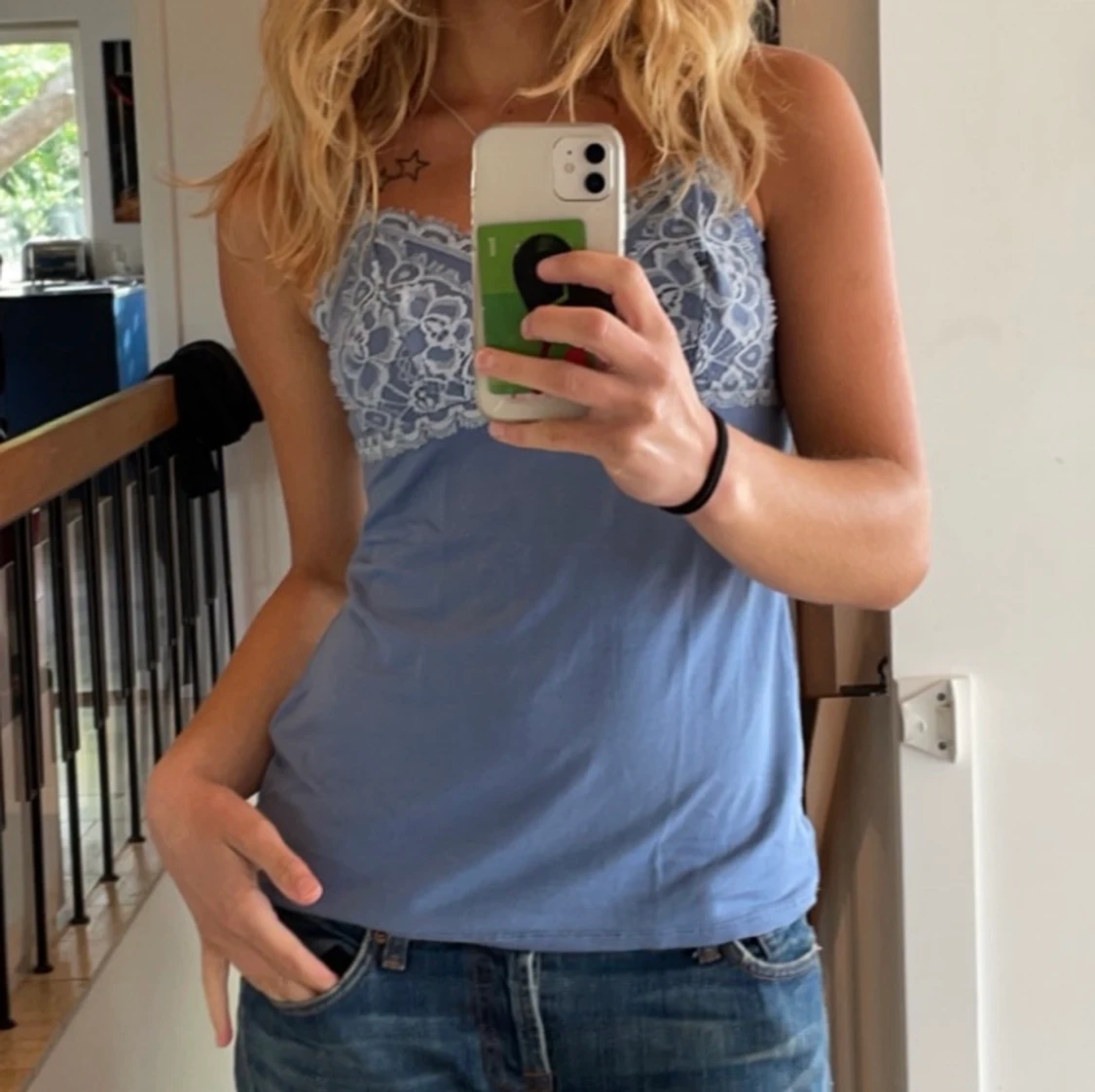 blått linne med spets