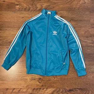 Addidas kofta - Säljer denna addidas kofta då den inte kommer till användning. Den är i väldigt bra skick och har inga defekter, den är i storlek 176 men sitter som en XS/S.