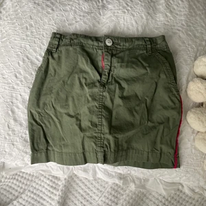  fin kjol från Tommy Hilfiger i storlek 140  -  superfin mörkgrön kjol från Tommy Hilfiger nästan oanvänt 