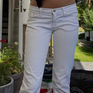 Vita lågmidjade straightleg jeans som är ett måste att ha i garderoben!!! Säljer pga av jag har 2 par. Perfekta till fest och vardags🤍vet inte märket dom är köpta second hand i väldigt bra skick. Jag är 175!