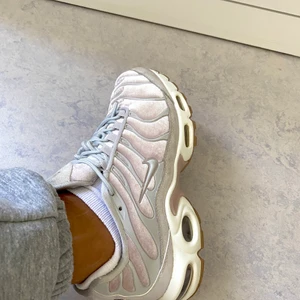 Nike air Max 93 - Nike air Max 93 i storlek 38. De är ljusrosa, vita och gråa💕 
