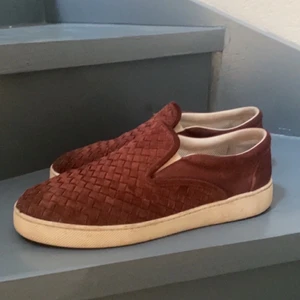 Bottega veneta  - Strl 44 tts, skick 8/10 vinröda, inga märken, hål eller liknande.