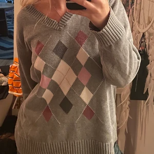 Stickad tröja - Skön och jättefin lite oversized stickad tröja i bra skick köpt second hand. Säljer då den inte längre är min stil. Kan mötas i Stockholm eller posta💗