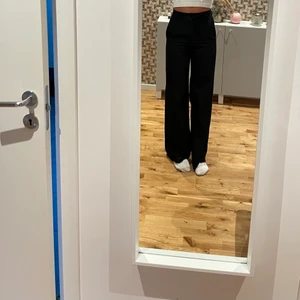 Kostymbyxor - Säljer min supersnygga kostymbyxor från Cubus. Byxorna är i väldigt bra skick men uppsprättade längst då jag ville få dom längre. Det är först till kvarn som gäller, skriv till mig via funderingar eller annat💗