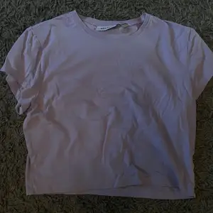 Ljuslila croppad tshirt från Weekday. Säljer för att den inte kommer till användning. 30 kr + 29 kr frakt 