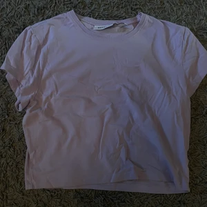 Ljuslila T-shirt - Ljuslila croppad tshirt från Weekday. Säljer för att den inte kommer till användning. 30 kr + 29 kr frakt 