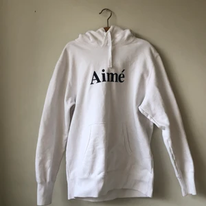 Vit aime leon dore hoodie - En vit aime leon dore hoodie med mörkblå suede tryck på framsidan. Hoodien har normal passform och känns tung och lyxig.