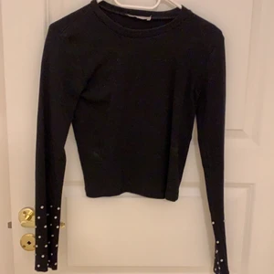 Topp zara bling - Säljer denna svarta ribbade toppen den ZARA. Blingstenar nere vid händerna! Fint skick🤍🤍