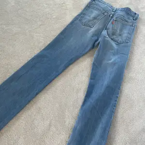 Vintage Levis jeans. Är köpte second hand därav lite sämre kvalite. Är långa i benen men liten i storleken. 