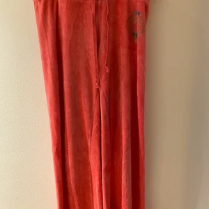 Juicy Couture byxor  - Mjukisbyxor från Juicy Couture i rosa färg. Lite slitna mellan benen men inget som syns när man har på sig dom.