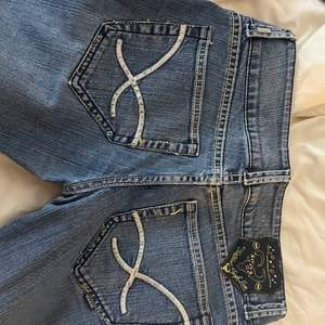Bik bok’s gamla jeans ”tough love” de står strl m men de är såå mycket mindre skulle säga xs/s. Dem är väldigt lowwaist, säljer för att dem inte passar mig. 