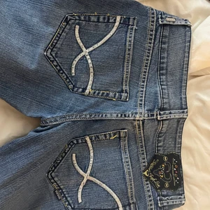 Bik bok jeans - Bik bok’s gamla jeans ”tough love” de står strl m men de är såå mycket mindre skulle säga xs/s. Dem är väldigt lowwaist, säljer för att dem inte passar mig. 