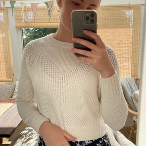 Vit stickad tröja - Säljer en vit stickad tröja som tyvärr har blivit för liten för mig. Den är i storlek XS. Säljer för 80kr +frakt. Kolla gärna in mina andra anonser💕