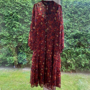 Klänning  - Mönstrad maxiklänning från Gina tricot med roströd innerklänning. I mycket fint skick. 