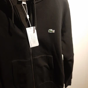 Lacoste - Helt oanvänd lacoste tröja för 1200kr, storleken är liten för mig därför säljer den.