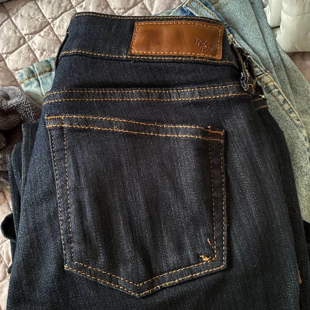 Bootcut jeans från bik bok, väldigt fin mörkblå färg. Jeans & Byxor.