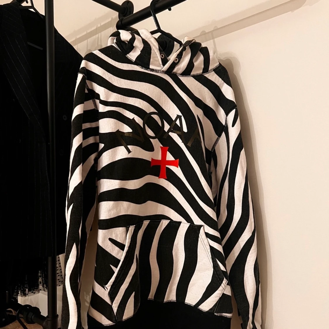 NOAH X B.A.D zebra hoodie, limited edition i storlek M