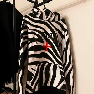 Säljer nu min unisex hoodie från märket NOAH - Noah x B.A.D zebra hoodie i storlek medium i begagnat skick. Köptes ny för 4500kr. Limited Edition och svår att få tag på!