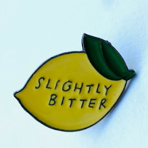 Slightly bitter pin 💛 - Fri frakt 💛