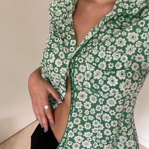 Grön blommig skjorta  - Skjorta från indiska i fint skick:)