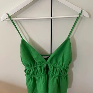 Grönt linne zara - Säljer detta gröna linne från zara som numera är slutsålt. I jättefint skick!