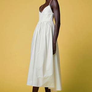 Säljer denna superfina vita klänning från HM med djup rygg. Aldrig använd och prislappen sitter kvar. Nypris 599! Storlek S🫶🏼