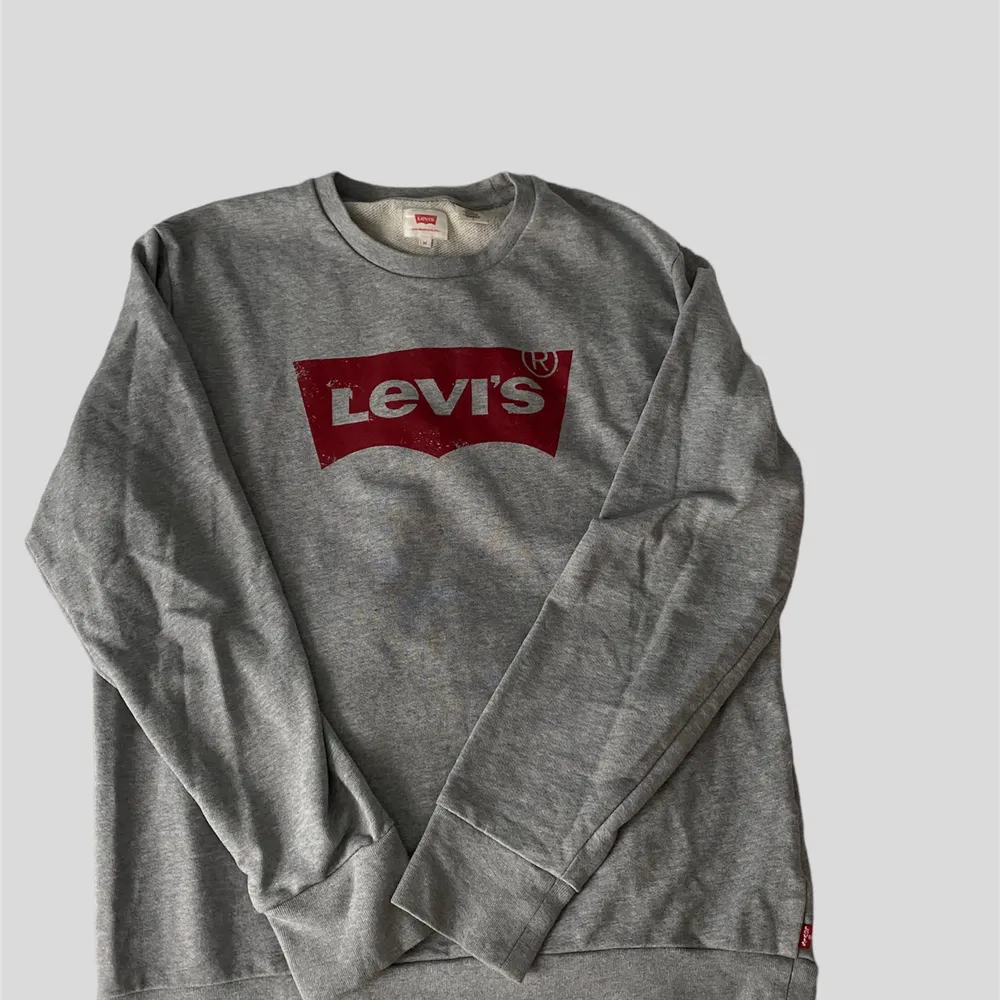 Levis tröja, bra skick står storlek M men den är väldigt oversized . Tröjor & Koftor.