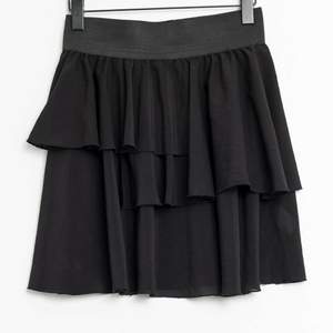 Super söt volang kjol från Monki 💕 Säljs pga att den tyvärr inte kommer till använding. Perfekt nu till skolstarten/hösten 🤍 