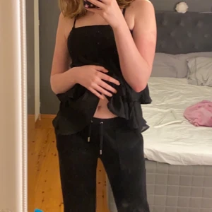 Svarta juicy M - Hej! Jag säljer mina svarta Juicy byxor som ja köpte på Nelly i storlek M, skriv för fler bilder eller så❤️ (OBS köparen står för frakten!)