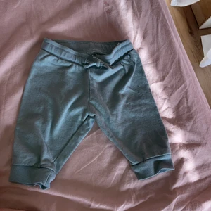 Blå byxor från H&M - Använda en del, men inga fläckar osv Vidare:) skön kvalitet 