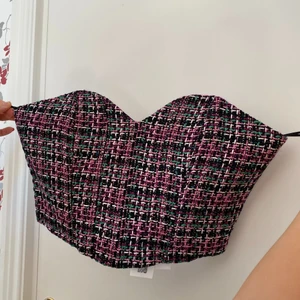 Korsett topp - Skitsnygg korsettopp från Zara med prislapp kvar. Knäpps med hasp i ryggen. Säljer då den är alldeles för stor för mig. 