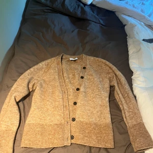 Kofta, & Other Stories - Brun kofta/tröja från other stories. Funkar som en tröja samt som en kofta över exempelvis en t shirt!