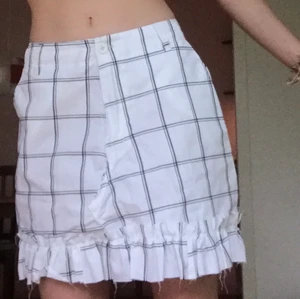 Billabong kjol - Jättecool & bekväm kjol som tidigare varit Billabong shorts, ej använd. Elastisk där bak så passar ca xs-medium beroende på hur tight man vill ha den.  Kan mötas upp i Stockholm innerstad eller så står köparen för frakturer 