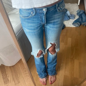 Jeans från crocker - Jeans med hål i från crocker. LÅGMIDJADE och bootcut. 72 cm i midja och 82 innerbenslängd. Är 1.66