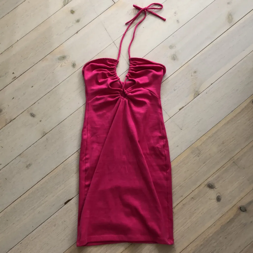 rosa halterneck klänning från zara, storlek S, använd en gång, skickas med postnord efter betalning via swish, porto 52kr. Klänningar.