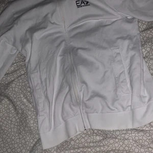 Armani zip tröja  - En fin Armani tröja i helt ok skick Skickas med postnord spårbart (66 kr köpare står för frakt) säljes då jag inte kan ha den Är ca 181 cm lång och väger 80kg 