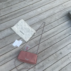 Fin zadig väska 💘 - Säljer denna fina zadig väska i mycket bra skick. Säljs då jag ska köpa en annan. Fler bilder kan jag ta vid intresse💓kan gå ner i pris vid snabb affär 