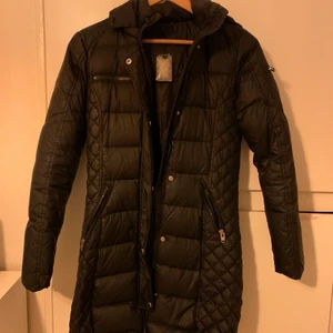 Rockandblue vinterjacka i modellen beam - Äkta märkesjacka som endast är använd en vinter och i nyskick !! skriv om du vill få med pälsen som är äkta. Du behöver dock sy dit knappar vilket går hur enkelt som helst.