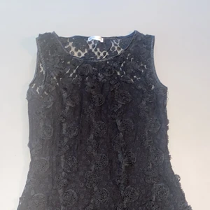 Ida sjöstedt klänning  - Säljer min fina fina somriga klänning. Väldigt fint shick. Formar kroppen väldigt fint men säljer pågrund av att den är lite för liten tyvär. 