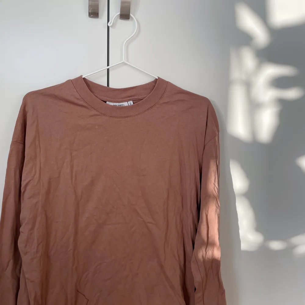 En brun tröja från Junkyard. Aldrig använd. Storlek S.. Tröjor & Koftor.