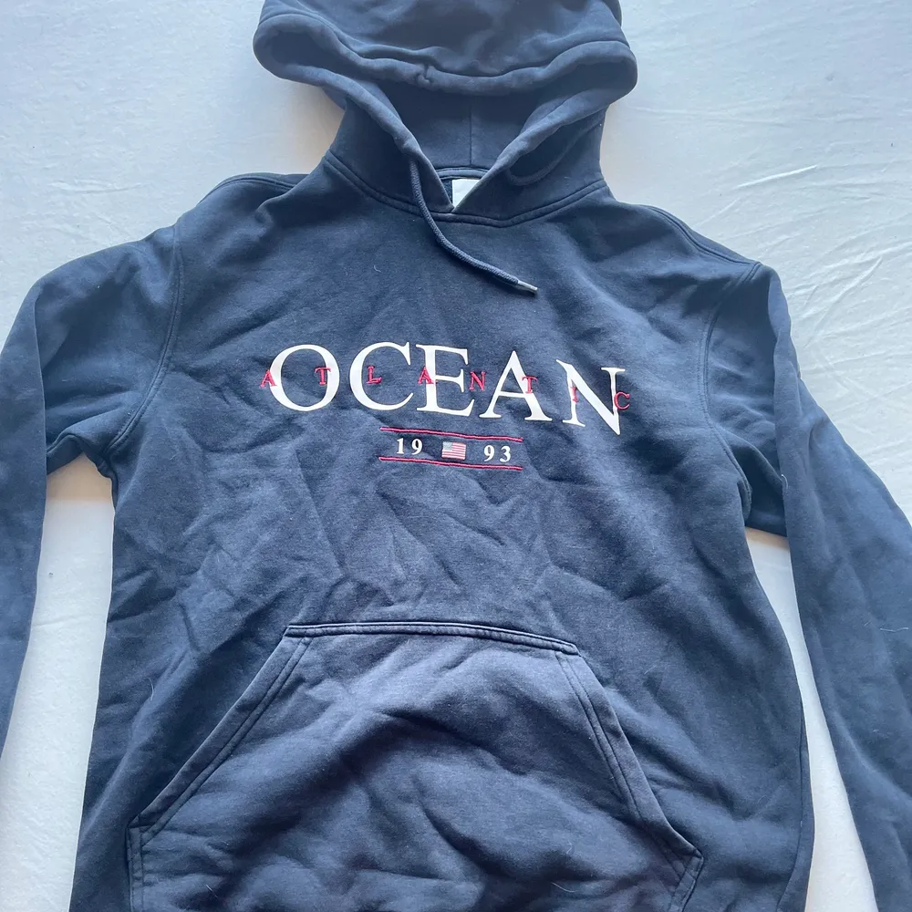 Jättefin marinblå hoodie från H&M!💗Använd en del så lite uttvättad färg men annars fin! 💗Skriv för mer bilder eller frågor!. Hoodies.